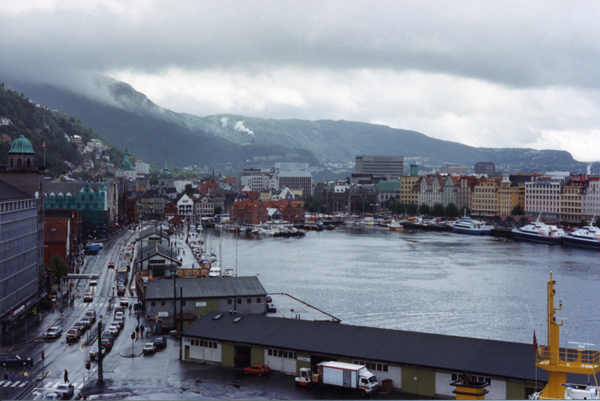 Soubor:Bergen Norway rainy day.jpg