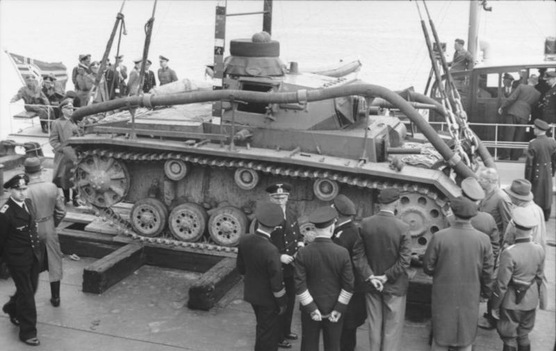 Soubor:Bundesarchiv Bild 101II-MW-5674-33, Kanalküste, Verladen von Tauchpanzer III.jpg