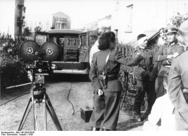 Soubor:Bundesarchiv Bild 146-2004-0020, Polen, Truppenbesuch von Leni Riefenstahl.jpg
