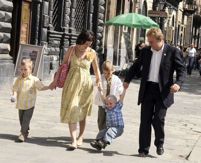Soubor:Andriy Sadovyy with family.jpg