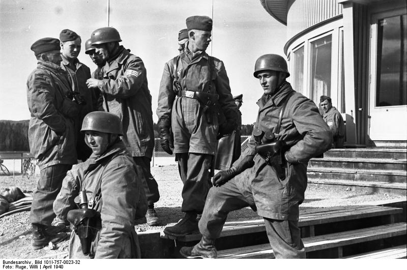 Soubor:Bundesarchiv Bild 101I-757-0023-32, Oslo, Fallschirmjäger auf Flugplatz.jpg