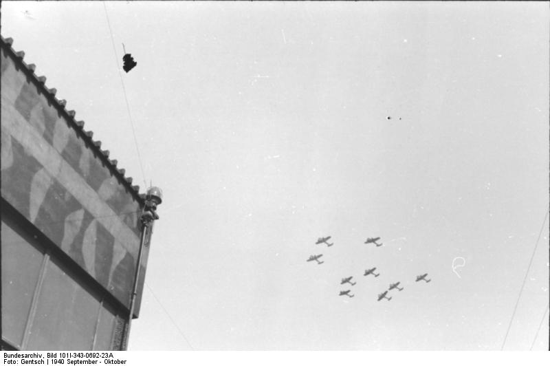 Soubor:Bundesarchiv Bild 101I-343-0692-23A, Formation von Flugzeugen Dornier Do 17 am Himmel.jpg