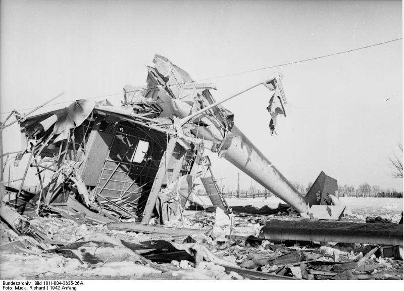 Soubor:Bundesarchiv Bild 101I-004-3635-26A, Russland, Cholm, Flugzeugwrack Go 242.jpg