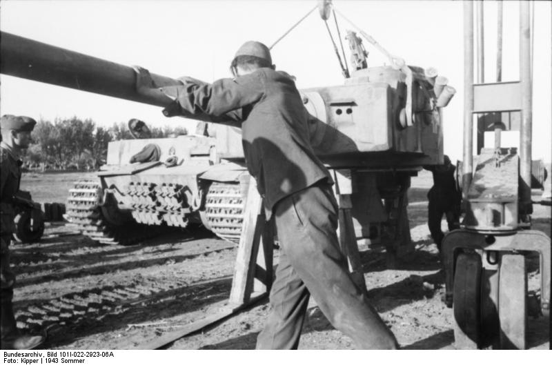 Soubor:Bundesarchiv Bild 101I-022-2923-06A, Russland, Reparatur Panzer VI "Tiger I".jpg