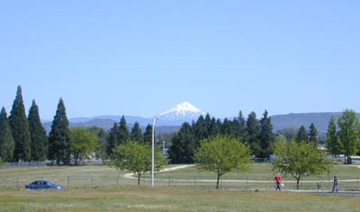 Soubor:Mt McLoughlin Medford.jpg