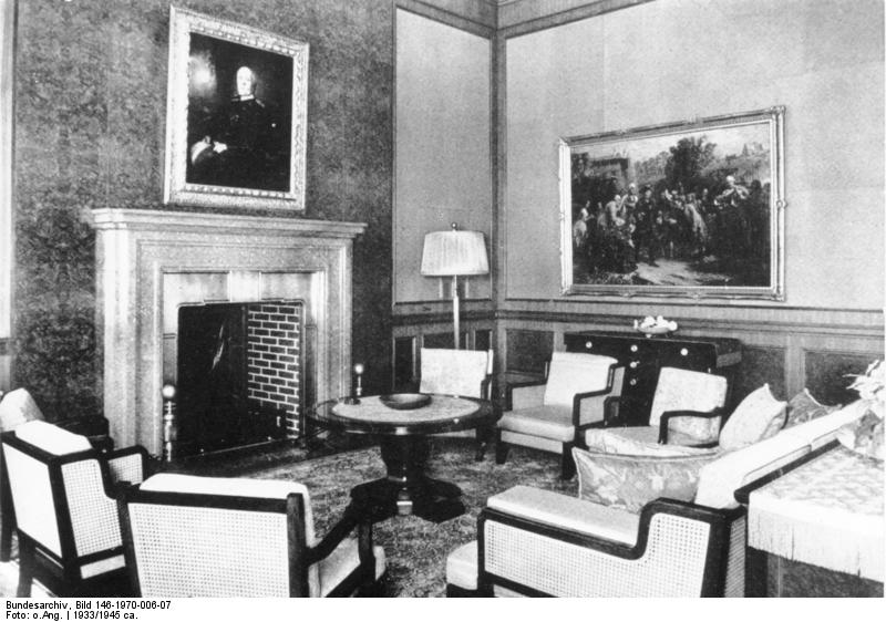 Soubor:Bundesarchiv Bild 146-1970-006-07, Berlin, Reichskanzlei, Arbeitszimmer Hitler.jpg