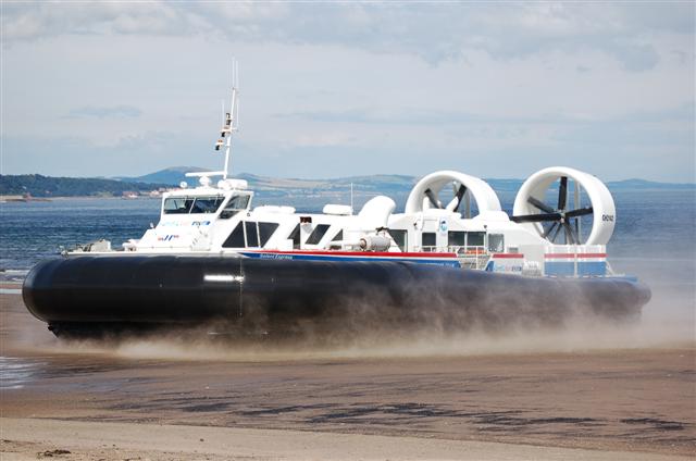 Soubor:Hovercraft 4 - geograph.org.uk - 505487.jpg
