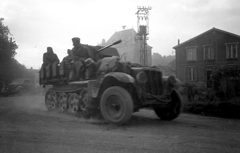 Soubor:Bundesarchiv Bild 101I-055-1565-08A, Frankreich, leichte Flak auf Halbkettenfahrzeug.jpg
