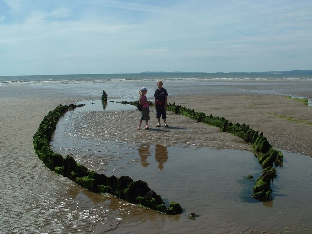Soubor:Wreckage of boat on Marros Sands. - geograph.org.uk - 540228.jpg