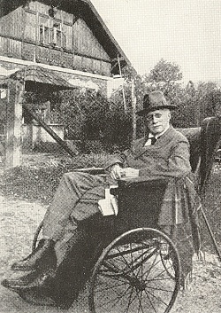 Soubor:Štít - A.Sova w.jpg