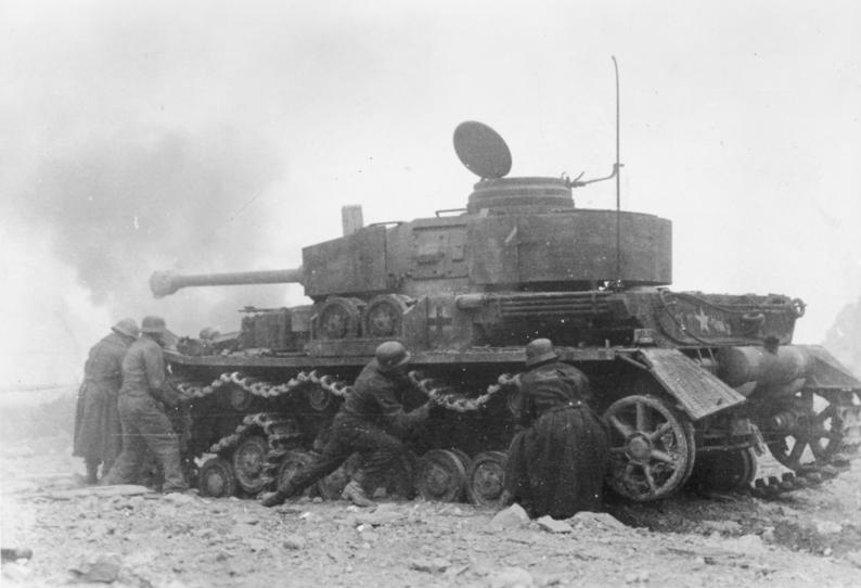 Soubor:Bundesarchiv Bild 101I-312-0998-27, Monte Cassino, Panzerreparatur während Kampf.jpg