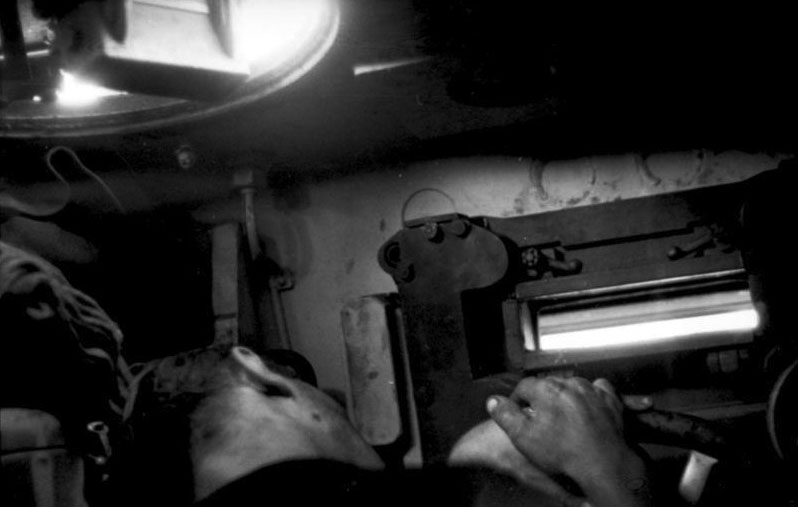 Soubor:Bundesarchiv Bild 101I-022-2949-19, Russland.- Panzerinnenraum.jpg