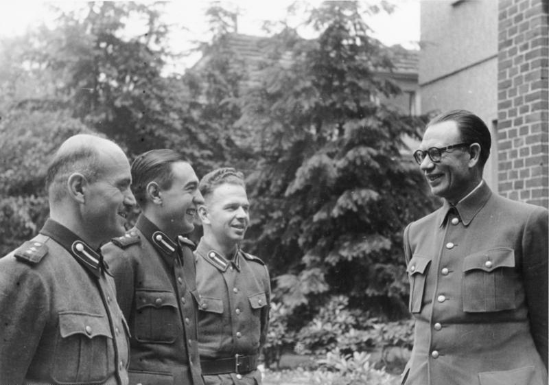 Soubor:Bundesarchiv Bild 146-1984-101-32, General Andrej Wlassow mit russischen Freiwilligen.jpg