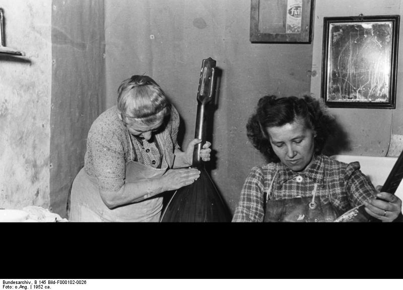 Soubor:Bundesarchiv B 145 Bild-F000102-0026, Wehen-Taunus, Firma für Musikinstrumentenbau.jpg