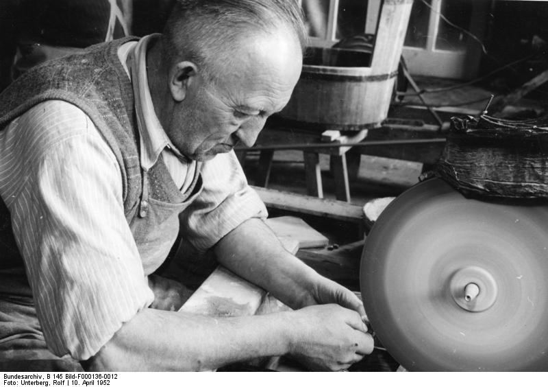 Soubor:Bundesarchiv B 145 Bild-F000136-0012, Ahrbrück, Kristallschleiferei.jpg