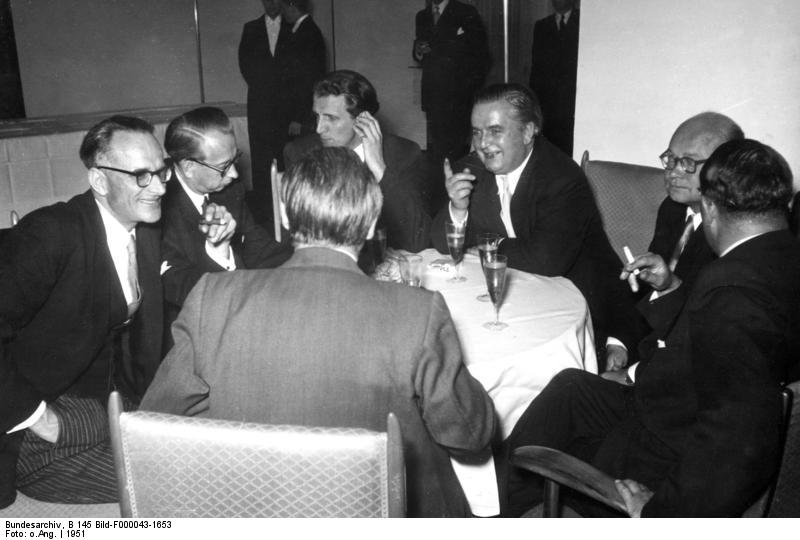 Soubor:Bundesarchiv B 145 Bild-F000043-1653, Rundfunkintendanten bei Konrad Adenauer.jpg