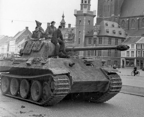 Soubor:Bundesarchiv Bild 101I-300-1876-07A, Belgien - Flandern, Panzer der 1.SS-Division.2.jpg