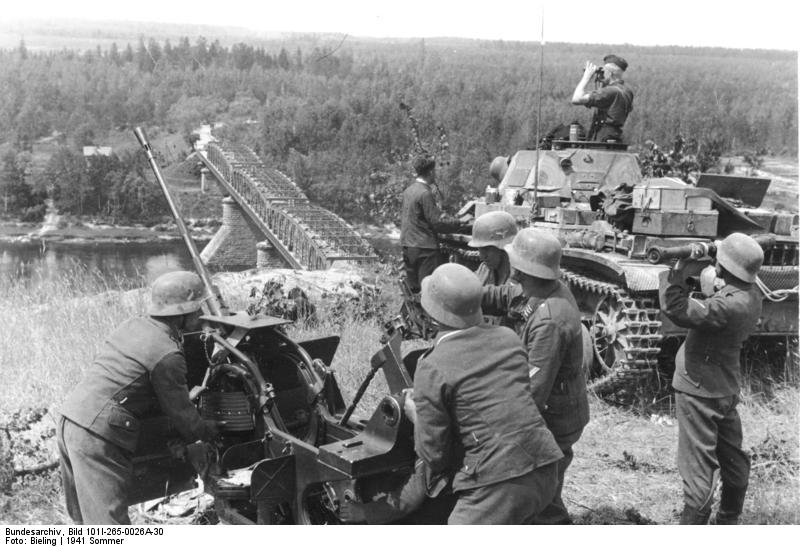 Soubor:Bundesarchiv Bild 101I-265-0026A-30, Russland, leichte Flak und Panzer.jpg