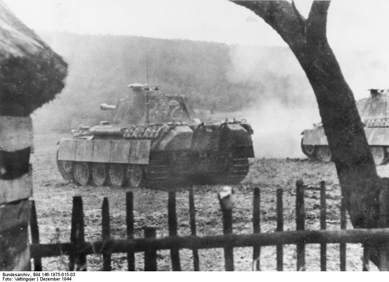 Soubor:Bundesarchiv Bild 146-1975-015-03, Russland, Panzer "Panther" schießend.jpg