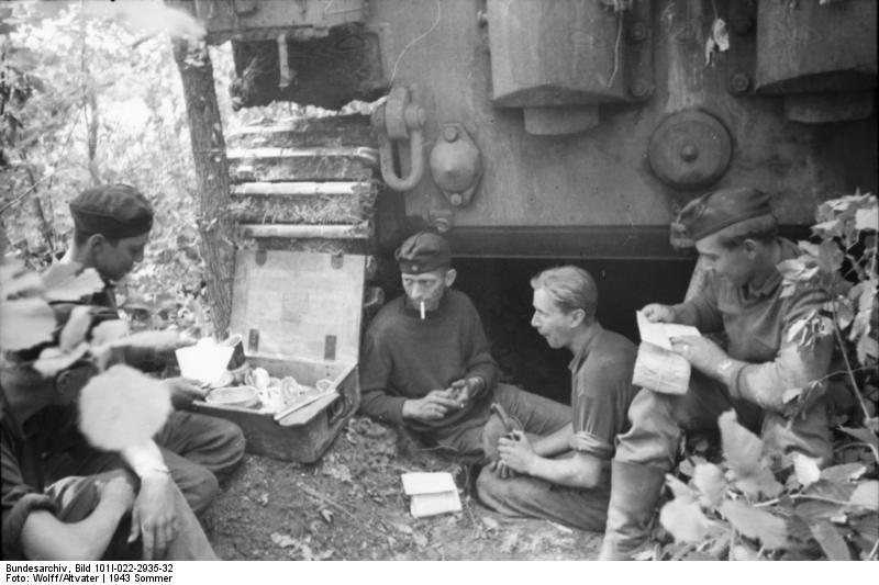 Soubor:Bundesarchiv Bild 101I-022-2935-32, Russland, rastende Panzersoldaten.jpg