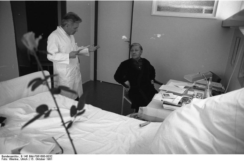 Soubor:Bundesarchiv B 145 Bild-F061600-0032, Bundeswehrkrankenhaus Koblenz, Helmut Schmidt.jpg