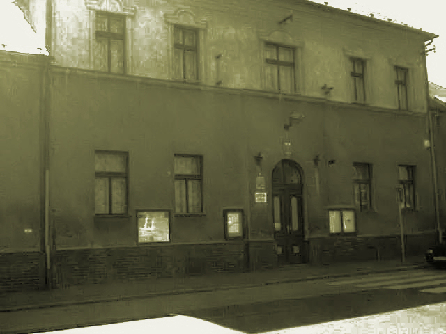 Soubor:Kamenne Zehrovice Urad.jpg