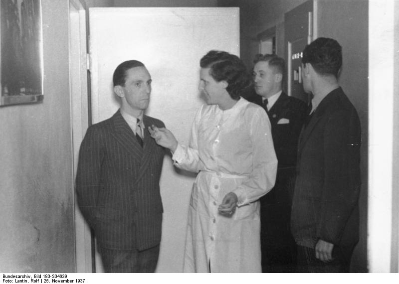 Soubor:Bundesarchiv Bild 183-S34639, Joseph Goebbels und Leni Riefenstahl.jpg