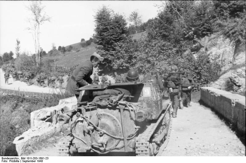 Soubor:Bundesarchiv Bild 101I-203-1691-23, Albanien, deutsche Soldaten, italienischer Panzer.jpg