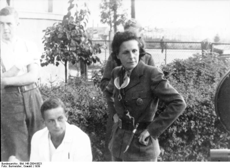 Soubor:Bundesarchiv Bild 146-2004-0021, Polen, Truppenbesuch von Leni Riefenstahl.jpg