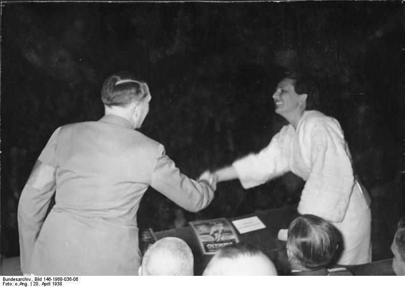 Soubor:Bundesarchiv Bild 146-1968-036-06, Leni Riefenstahl und Adolf Hitler.jpg
