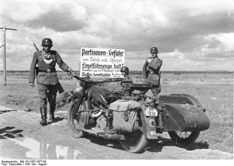 Soubor:Bundesarchiv Bild 101I-007-2477-06, Russland, Militärpolizei in Partisanengebiet.jpg