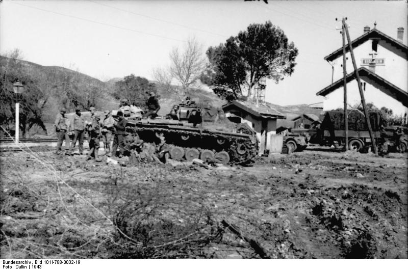 Soubor:Bundesarchiv Bild 101I-788-0032-19, Nordafrika, Panzer III.jpg