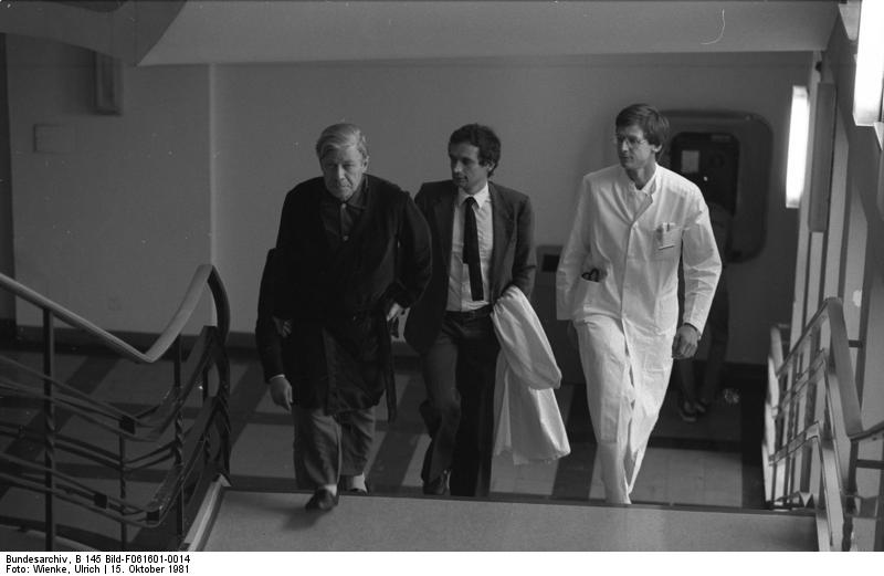 Soubor:Bundesarchiv B 145 Bild-F061601-0014, Bundeswehrkrankenhaus Koblenz, Helmut Schmidt.jpg