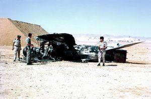 Členové Izraelské armády si prohlížejí trosky arabského letadla zničeného poblíž Sinajského poloostrova