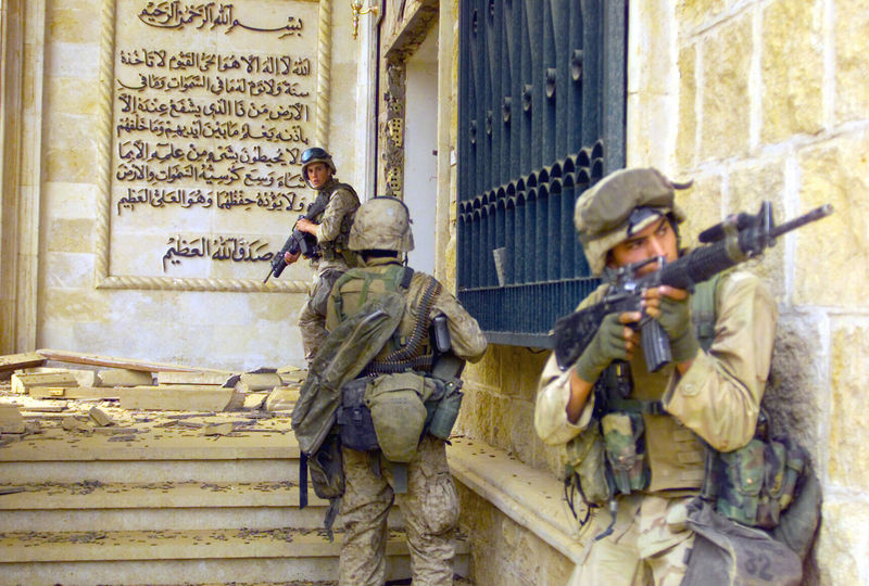 Soubor:Marines in Saddams palace DM-SD-04-12222.jpg