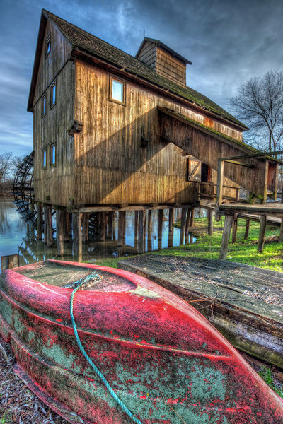 Soubor:The red boat in front of water mill-theodevil.jpg