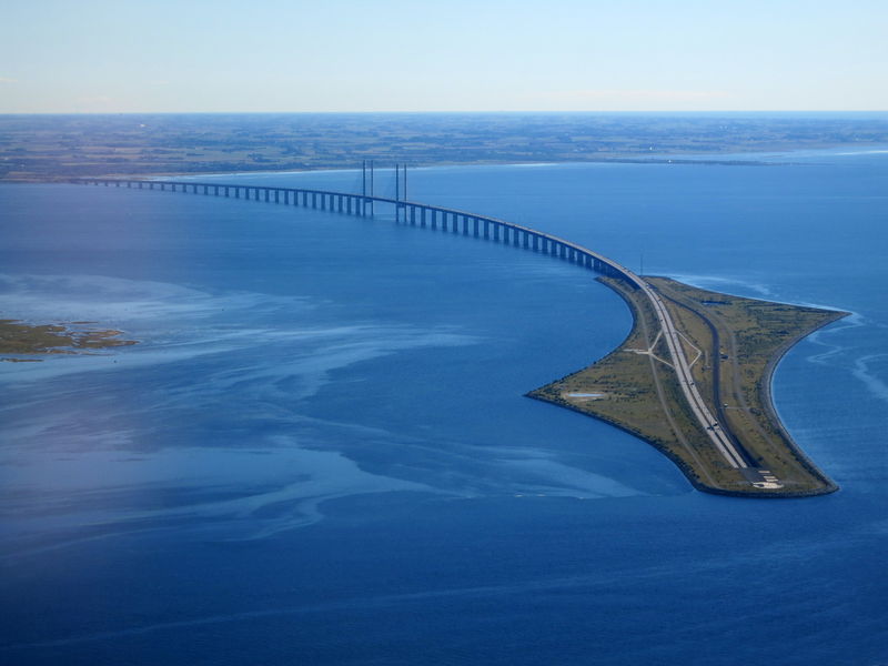 Soubor:Øresund Bridge from the air in September 2015.jpg