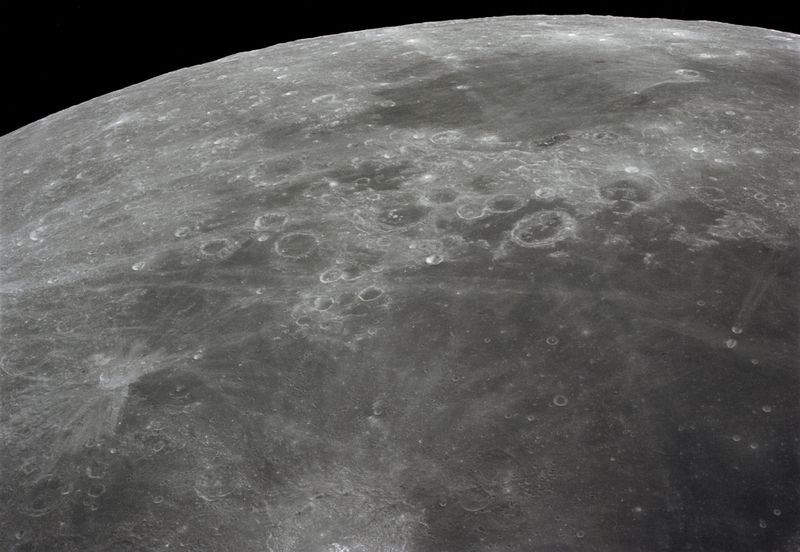 Soubor:Lunar Surface (AS16-121-19449).jpg