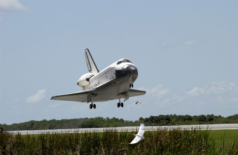 Soubor:NASA Space Shuttle Atlantis landing (STS-110) (19 April 2002).jpg