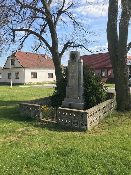 Soubor:Overview of World War I memorial in Čáslavice, Třebíč District.jpg