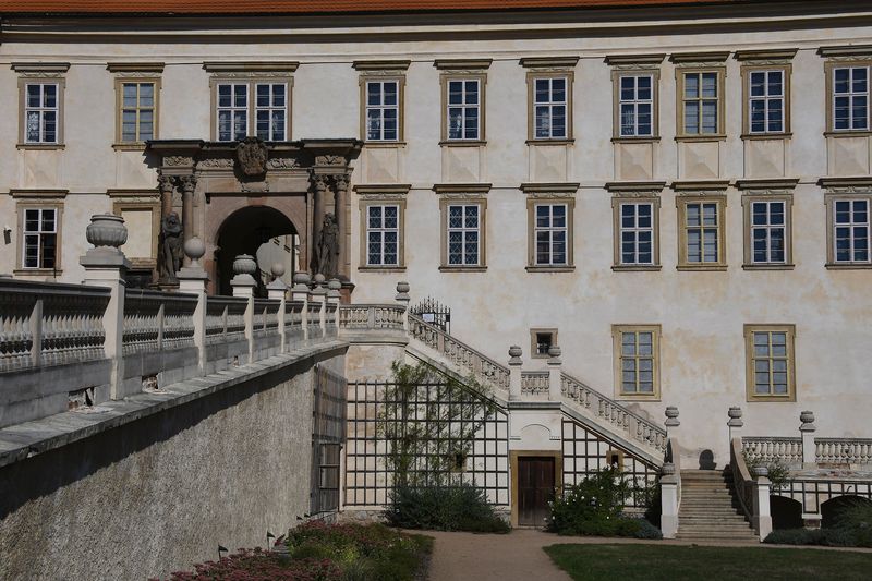 Soubor:Schloss Mníšek pod Brdy (Mnischek)-September-5-2018-Flickr.jpg