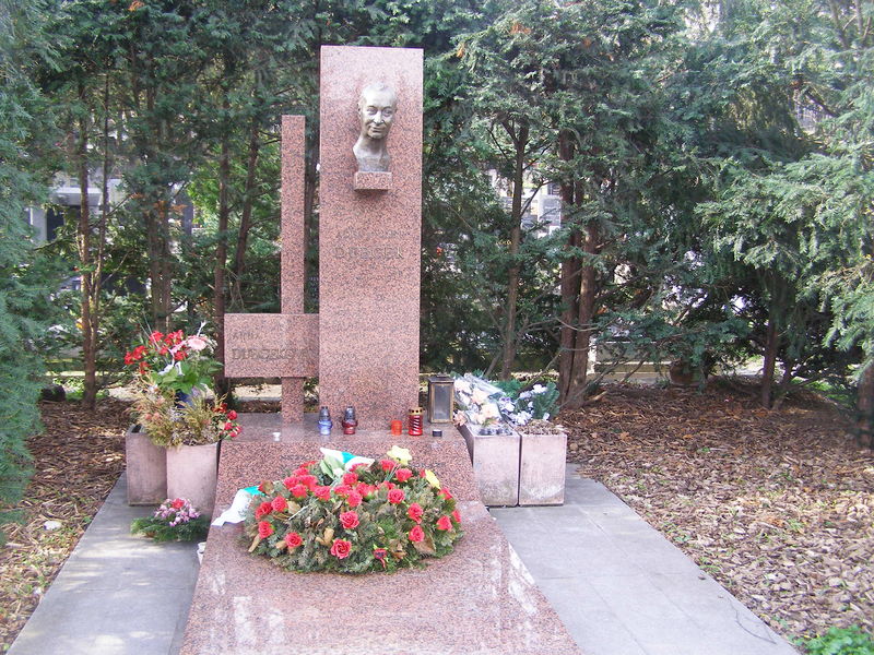 Soubor:Alexander Dubček Grave.JPG