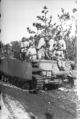 Bundesarchiv Bild 101I-090-3914-28, Russland, Soldaten in Winterausrüstung auf Panzer IV.jpg
