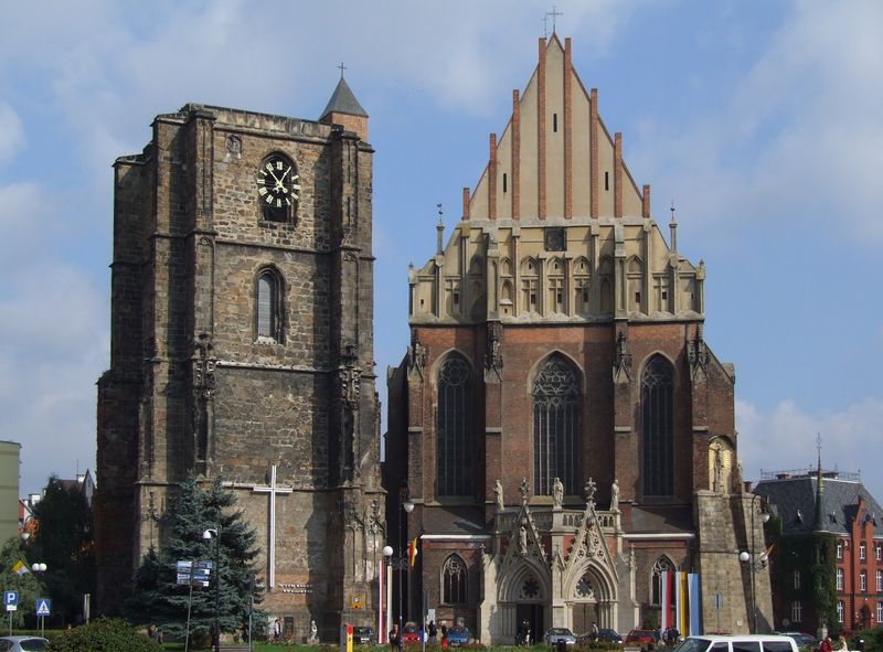 Soubor:Neisse - Kathedrale und Belfried.jpg