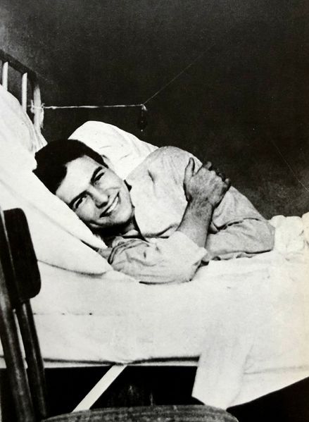 Soubor:Ernest Hemingway, 1918, American Red Cross Hospital.jpg