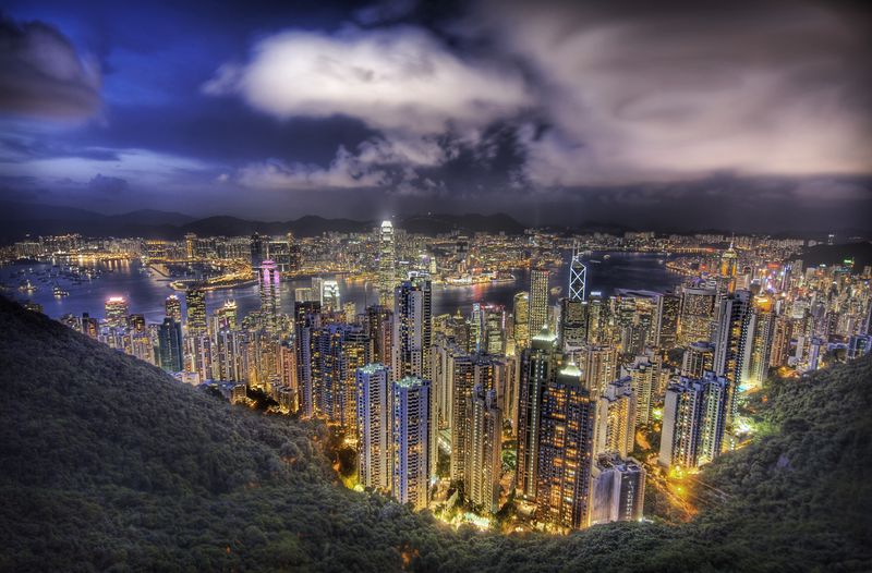 Soubor:Hong Kong from the peak on summers night.jpg