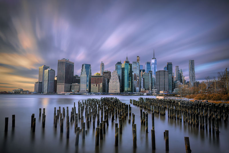 Soubor:Long exposure of clouds over Lower Manhattan, the East River and the pilings near Brooklyn Bridge Park-2023-DRFlickr.jpg