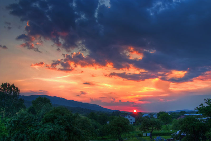 Soubor:Looking at the sun-theodevil.jpg