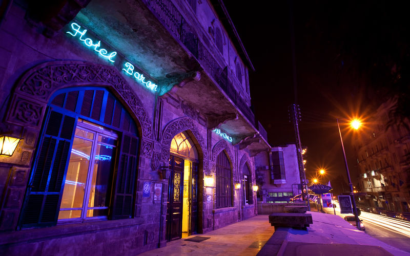 Soubor:Baron hotel at night.jpg