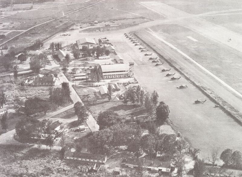 Soubor:Aerial view of Marine helicopter flight line at Da Nang shortly after SHUFLY's relocation to I Corps in September 1962.jpg